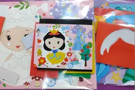 白雪公主贴贴画，帮白雪公主装扮衣服，你喜欢白雪公主的衣服吗