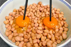 花生米里打2个鸡蛋，吃一次就忘不了，老做法教你，年夜饭吃着香