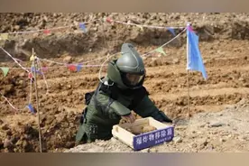 安徽淮北一工地发现两枚旧炮弹，实拍特警身着防爆服排爆视频封面