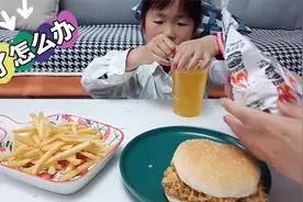 小宝吃薯条汉堡吃得真香