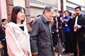 相差54岁杨振宁翁帆夫妇，当初不被看好的婚姻，现如今感情依旧！视频封面