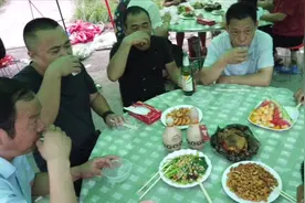 河南农村土豪家的宴席，一看用的烟和酒就不一般，看看啥牌子？