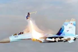 飞行员音速弹射求生，战机自己意外飞了2小时，吸引7国战机伴飞