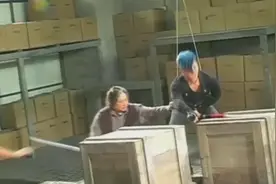 洪金宝和吴京拍对打戏，吴京意外受伤，疼的捂着肚子视频封面