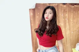 95后湖南美女闺房内大秀身材，搭配红色小背心，网友表示热血沸腾