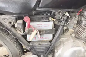 摩托车电池隔一夜就没有电！这种情况还能修复吗？修车师傅告诉你视频封面