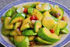 教你小炒西葫芦的家常做法，步骤详细，鲜香微辣，下酒又下饭