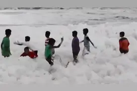 美丽的陷阱！印度海滩铺满有毒白色泡沫 孩童海边玩耍乐在其中视频封面