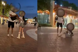 情侣迪士尼吵架，言语激烈男生大喊松手，挣脱后拎包离去女生痛哭