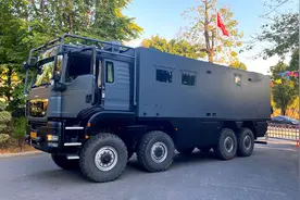 这辆8x8全地形巨无霸越野房车，内部都有什么？子游带你去参观！视频封面