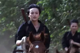女子骑兵队个个身手矫健，背后绕敌，竟在马背上斩杀数十个鬼子！视频封面