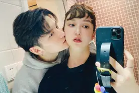 李雨桐晒合照官宣新恋情 两人对镜自拍默契又甜蜜视频封面