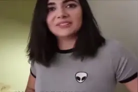 外国美女为了时尚，穿奇葩裤子上街，瞬间成为大家的焦点！视频封面