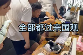 收到粉丝送的礼物，男同事当面拆开，这下办公室里都是味道！视频封面