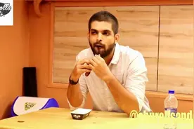 帅哥饭店吃饭 姿势非常尴尬 众人看了哈哈大笑 原来自己看不见视频封面