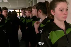 中式：英国学生首穿中式校服，才几分钟就崩溃了，谁料更狠的来了视频封面