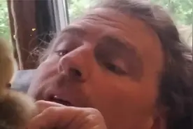 大叔连续救了一只鹅两次，当起了鹅爸爸，用胳膊示范教会了鹅飞行视频封面