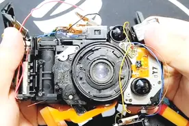 顺子拆解：小伙拆解日本富士胶卷相机，生产地印度尼西亚