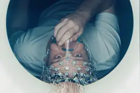 科学家证明来世是存在的，消息一经传出，不满现状的人纷纷自杀视频封面