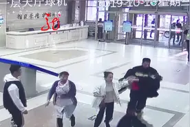 老人烧糊锅了冒烟，竟将自己呛晕！消防员抱着老人飞奔！视频封面