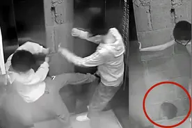 惊险！俩孩子徒手扒电梯门，掉进电梯井仅露出脑袋，电梯监控曝光视频封面