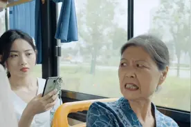 大妈在公交车上抠脚，还对着女孩口吐芬芳，最后报应来了视频封面