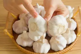 教你4种剥蒜方法，40秒剥一头蒜，家庭饭店都实用，手不痛不黏视频封面