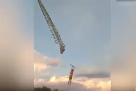 12岁男童被风筝卷上天狂甩惊恐大叫 线一断又从9米高空重重摔下视频封面