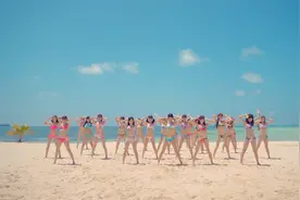 一群人美声甜的美女在阳光海滩一起合唱中文歌！！画面真的太美了