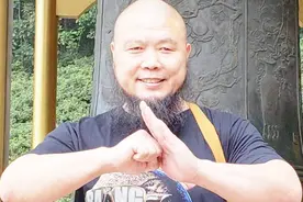 王知亮发言，大摆拳一拳900磅没人达到！网友：不当演员可惜了视频封面