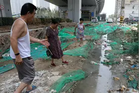 西安红光路简家村新村污水倒流臭气熏天视频封面
