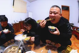 女婿在岳父家钓鱼，晚饭吃馄饨，喝羊汤，连吃三大碗，家乡的味道