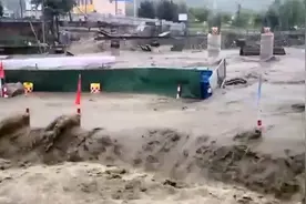 甘肃陇南强降雨最大降水量达130毫米 国道大桥便道被冲毁交通中断