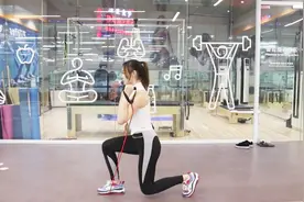 箭步蹲进阶训练，借助1根弹力绳，深层刺激臀部肌肉，练出小翘臀视频封面