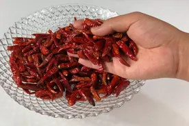 切完辣椒手很辣怎么办？教你如何快速去除烧手感，方法简单效果好视频封面