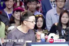 宋丹丹这回坐轮椅了！被冯小刚推上台的！一不小心脚摔骨裂了！视频封面