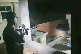 晚上8点，阜阳特警紧急处置，连开两枪击毙视频封面