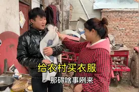 姑娘给相亲对象买衣服，还特意邀请来家吃饭，小伙笑的合不拢嘴视频封面