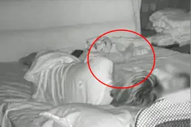 河北一50岁月嫂粗暴拍打婴儿，父亲怒砸其车辆，月嫂被吓住院视频封面