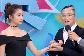 中医现场给关晓彤把脉，关晓彤：不会把出点别的吧！明星把脉合集视频封面