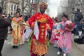 巴黎十三区春节彩妆游行重磅回归，观众提前两个半小时到场等候视频封面