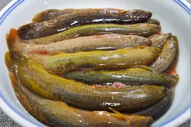 泥鳅不管怎么做，千万不要加盐和料酒，教你绝招，土腥味全跑光视频封面