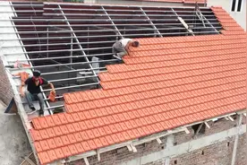 屋顶上方安装瓦片，这种安装方法好特别，难怪下雨不漏水视频封面