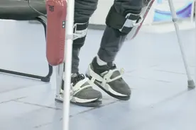 人工智造福医疗领域 “黑科技”外骨骼机器人让瘫痪患者自如行走视频封面