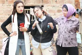 喜剧：妈妈带小麦去上地干活，捡到一部手机还给失主，结局太逗视频封面