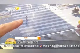 看见行人竟然不减速！三轮车斑马线上猛撞行人，女子被当场撞飞视频封面