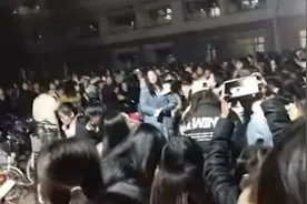 山东曲阜深夜发生M2.4级塌陷，济宁学院学生有序撤离到操场避难