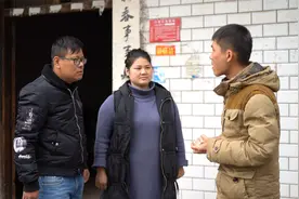 小伙晕倒在女孩家门口，女孩给她一个饼，5年后回来碰见讨债的人视频封面