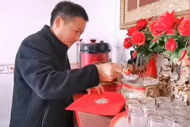 家里烧剩的香炉灰，看农村爸爸是怎么处理的？这方法真少见！