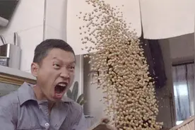 今年我自己种的「黄豆」，教大家简单脱壳的方法，过程非常有趣！